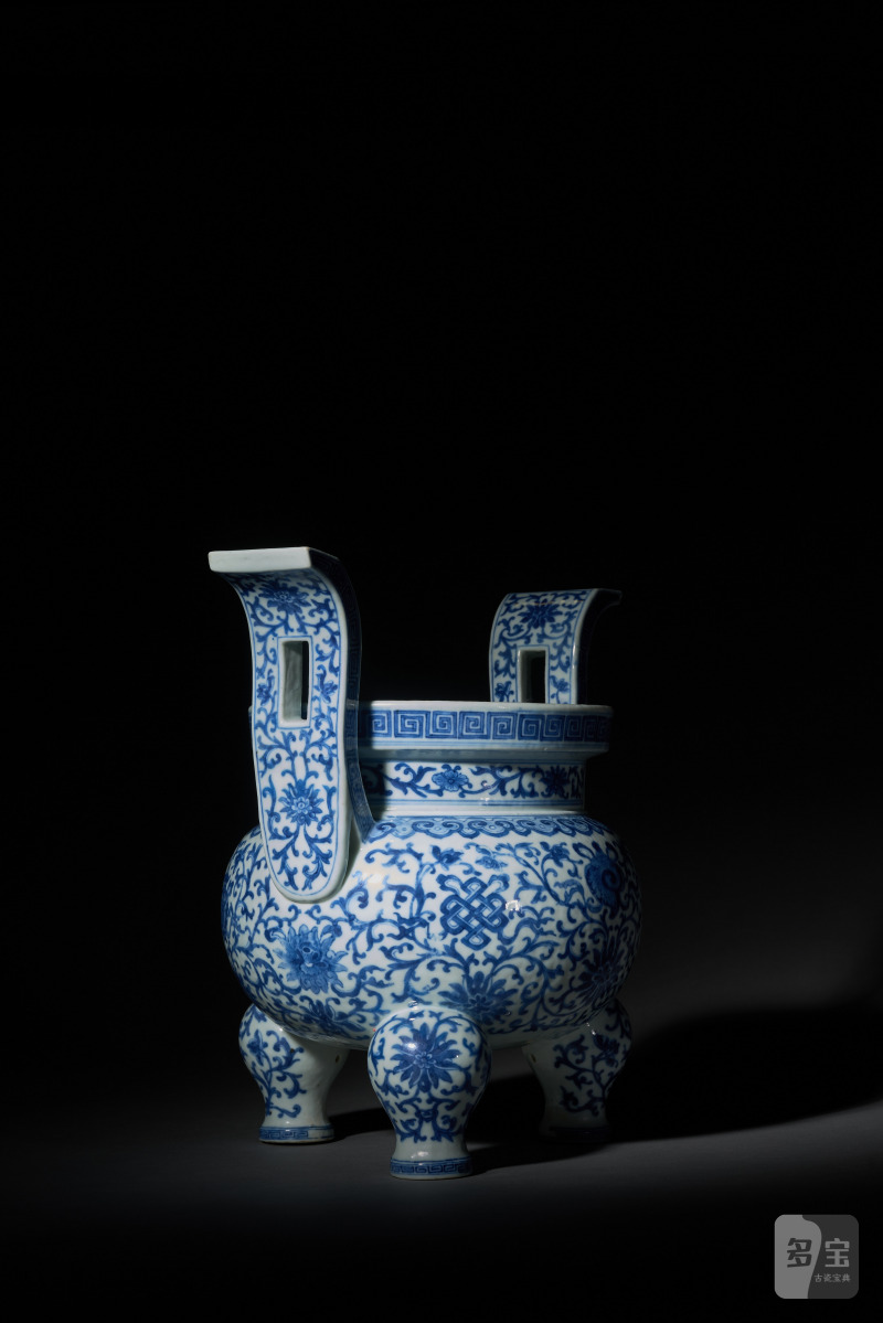 清 青花莲托八宝纹朝冠耳炉 - 图4